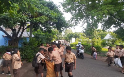 RESPON POTENSI BANJIR; GUDEP SD INPRES II WAIKOMO MENGGELAR AKSI BERSIH KOTA